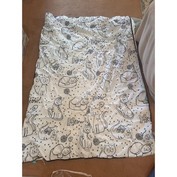 Pillowfort White and Black Cute Cat Yarn Meow Print Blanket Comforter Throw Twin - Picture 1 of 7